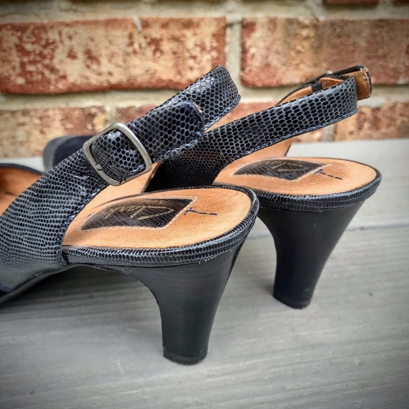 Clark's Artisan Slingback Heels, Navy, sz. 7.5 - Picture 4 of 7